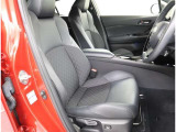 見えないところまで徹底洗浄!中古車をキレイで気持ちよくお乗りいただけるよう、トヨタ認定中古車はしっかりクリーニング。エンジンルームやシートを外した洗浄まで目に見えないところまで徹底的に洗浄しています。