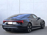 ・斜めからAudiを見るとプレス技術の高さを感じることができます。