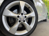 ●純正17インチアルミホイール:輸入車ならではの卓越した走りを支えるホイールと足回りです!日本車の走りに慣れている方にもぜひ体感して頂きたいほど、高いレベルでまとまっています!