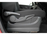 運転席リクライニング+シート上下アジャスターレバーです。運転席シートの調節ができます。