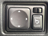 【電動格納ミラー】サイドミラーは電動格納式となっており、狭い駐車場でもキズがつくリスクを抑えられます。