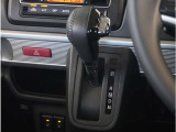 【シフトレバー】シフトもとても操作しやすいデザインになっております。運転する人の事を第一に考えた操作性の高い仕様です。
