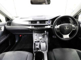 上質で落ち着いた印象のインパネ。視界も広々で運転しやすいです。