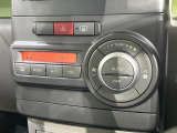 【オートエアコン】一度お好みの温度に設定すれば、車内の温度を検知し風量や温度を自動で調整。暑い…寒い…と何度もスイッチ操作をする必要はありません。快適な車内空間には必須の機能ですね♪