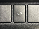 【パワーバックドア】スマートキーや運転席のボタンを押すだけでリアゲートが自動で開閉します!荷物を持っている時や、高い位置にあるバックドアを閉める際に便利な機能です♪