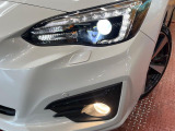 【LEDヘッドライト】悪天候や夜間走行時も良好な視界を確保し安心して運転できる高輝度LEDヘッドライトを装備!点灯速度が早く、消費電力も抑えられています。