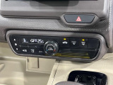 【オートエアコン】一度お好みの温度に設定すれば、車内の温度を検知し風量や温度を自動で調整。暑い…寒い…と何度もスイッチ操作をする必要はありません。快適な車内空間には必須の機能ですね♪