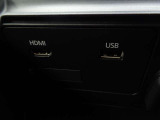 ひじ掛けの中にUSBとHDMI端子あります