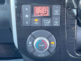 【オートエアコン】一度お好みの温度に設定すれば、車内の温度を検知し風量や温度を自動で調整。暑い…寒い…と何度もスイッチ操作をする必要はありません。快適な車内空間には必須の機能ですね♪