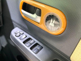 【電動格納ミラー】サイドミラーは電動格納式となっており、狭い駐車場でもキズがつくリスクを抑えられます。