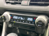 【オートエアコン】一度お好みの温度に設定すれば、車内の温度を検知し風量や温度を自動で調整。暑い…寒い…と何度もスイッチ操作をする必要はありません。快適な車内空間には必須の機能ですね♪