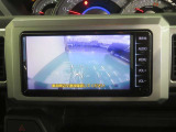車両後方の映像を映すバックモニター。進路を確認しながら安全に車庫入れできます。