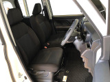 運転席の座面高さを調整できるシートリフターが付いています。座面も広く使い勝手もいいですよ♪