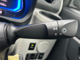 【オートライトシステム】車外の環境に合わせてライトを点灯します。トンネル入り口では瞬時に点灯するなど、点灯、消灯を車外の明るさに応じて行います。