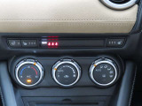 オートエアコンに加え、両席シートヒーターとステアリングヒーターで、車内を快適に保ちます。