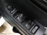 運転席から左右のドアミラーの開閉が可能です♪駐車場でのドアミラーの折り畳みが簡単です♪