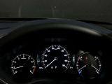 【アクティブ・ドライビング・ディスプレイ】フロントガラスにルートや車速などの情報を表示し、ドライバーの視線移動と、焦点調整の 時間をさらに短縮する事で、わき見のリスクを低減し ます。