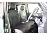 フロントベンチシートだから運転席足元もゆったり、広々快適です♪