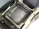 【シートアンダーボックス】シートの下に大容量の収納スペースが備わっており、靴や洗車グッズなど、外から見られたくないものをすっきり収納できて便利!