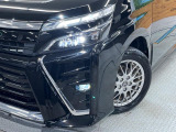 【LEDヘッドライト】悪天候や夜間走行時も良好な視界を確保し安心して運転できる高輝度LEDヘッドライトを装備!点灯速度が早く、消費電力も抑えられています。