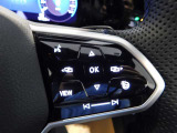 ハンドル左側:ACCアダプティブクルーズコントロールをこのボタンのみで行うことができます。運転中でもハンドル内にあることで視線の動き幅を抑えられ安全性を高めています。