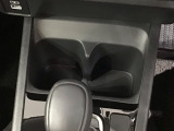 運転席、助手席間にはカップホルダーがあります。