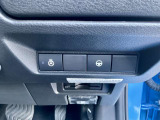 運転席右側に各種スイッチが集約されています!寒い季節でも快適に運転できるハンドルヒーター付き。手元からじんわり温まり、冬のドライブを快適にサポートします