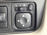 【電動格納ミラー】サイドミラーは電動格納式となっており、狭い駐車場でもキズがつくリスクを抑えられます。