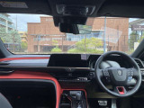 後部座席から見た車内です。