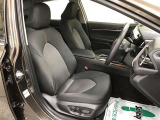 運転しやすく疲れにくいドライビングポジションにこだわった運転席!低く設定されたヒップポイントを基準に操作系を最適に配置!低フード化による前方視界の確保により、スポーティなコクピット空間と広がり感を両立