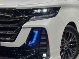 【LEDヘッドライト】悪天候や夜間走行時も良好な視界を確保し安心して運転できる高輝度LEDヘッドライトを装備!点灯速度が早く、消費電力も抑えられています。