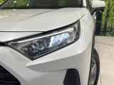 【LEDヘッドライト】悪天候や夜間走行時も良好な視界を確保し安心して運転できる高輝度LEDヘッドライトを装備!点灯速度が早く、消費電力も抑えられています。