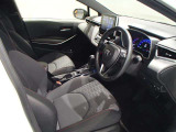 高いホールド性で運転姿勢が安定します。長距離ドライブでも疲れにくいのが魅力です。快適なドライビングライフをお送りください♪