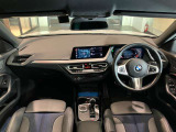BMWの操作パネルは使いやすさを追求し日常生活で必要なボタン&スイッチを使えるようにした構造となっております。購入時から沢山触って体感してください。