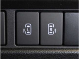 【両側電動スライドドア】ボタンを押すだけでスライドドアの開閉が可能。もちろんキーからの操作も可能。お子様を抱いている時・両手いっぱいの荷物を持っている時など非常に役立ちます。