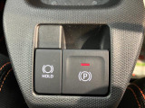指先だけで簡単に操作が可能な電動パーキングブレーキを搭載。また、渋滞時や駐車券を取るシーンなどで便利なオートブレーキホールド機能も搭載しています。