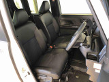 運転席の座面高さを調整できるシートリフターが付いています。フロントシートはベンチシートを採用で、座面も広く使い勝手もいいですよ♪