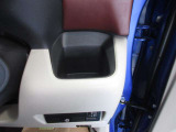 運転席の近くにドリンクホルダーがあるのでとても便利です。