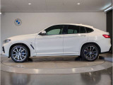 BMWではロングホイールベースの採用をしており、すべての車種に適用され、走行中の安定感の向上されております。また室内空間の広さにも貢献しております。