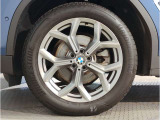 BMWの純正アロイホイールは軽量かつ強度にも優れているホイールで走行性能を引き上げる設計になっております。足元にもBMWは妥協がなくこだわっている個所になります。