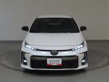 LEDヘッドランプにはダークスモークエクステンション加飾が加えられ、よりシャープな見た目に!フロントフェイスには水平/垂直の「Functional MATRIX」グリルを装着!