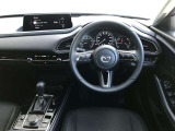 【運転席インテリアデザイン】左右対称のインテリアデザインでドライバーを包み込み運転に集中できるように設計されています。