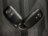 電子カードキーを携帯していれば、ドアハンドルやバックドアのリクエストスイッチを押すだけでドアの施錠・解錠が出来ます♪もちろん 遠隔操作も可能です!盗難防止のイモビライザー機能装備ですよ ☆