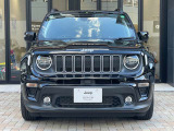 Jeepの特徴的な、丸目のライトと7スロットグリルです。