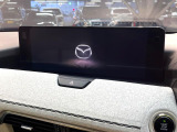 【12.3インチマツダコネクト】車内の雰囲気にマッチした大型ディスプレイ。スマホ接続でのナビ使用やBluetooth再生等、様々な機能が楽しめます。直感的なダイヤル操作が可能で、使い勝手も良好です。