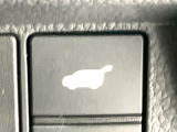 【パワーバックドア】スマートキーや運転席のボタンを押すだけでリアゲートが自動で開閉します!荷物を持っている時や、高い位置にあるバックドアを閉める際に便利な機能です♪