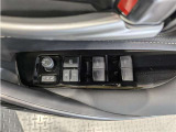 パワーウィンドウのスイッチですよ。 運転席に居ながら窓を開け閉めのコントロールできますよ。 ロック機能で、子供がイタズラして窓を開けるという事も無くなりますよ。