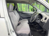 運転席まわりには十分なスペースがあり、大柄な方でもゆったり運転していただける環境です。