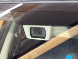 【アイサイトVer3】前方の車両等を検知し、衝突しそうな時は警報で注意を促し、ブレーキを踏む力をサポート。ブレーキを踏めなかった場合は衝突被害軽減ブレーキが作動、衝突回避をサポートします。