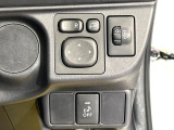 【電動格納ミラー】サイドミラーは電動格納式となっており、狭い駐車場でもキズがつくリスクを抑えられます。